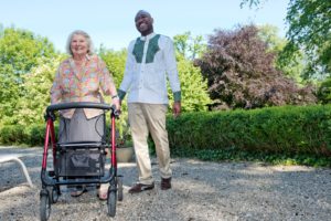 Marius et Mme Berthier lors d'une promenade au parc.